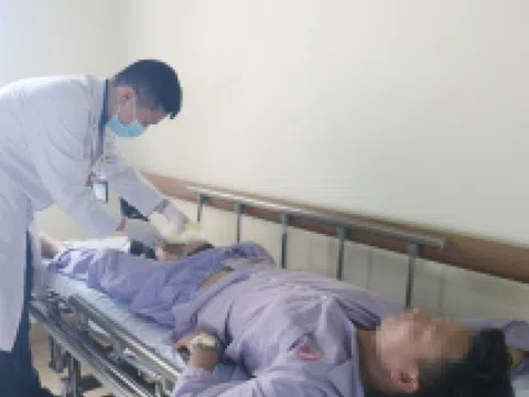 Gánh hậu quả vì thói quen bôi dầu nóng lên da