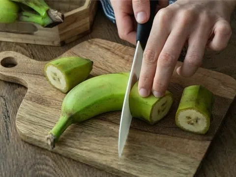 Điều gì xảy ra với cơ thể khi ăn chuối xanh luộc?