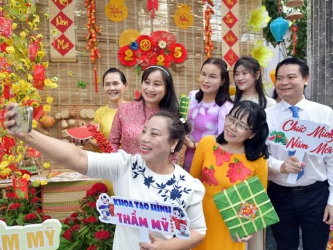 Đường hoa ngập tràn sắc xuân ở Bệnh viện Chợ Rẫy