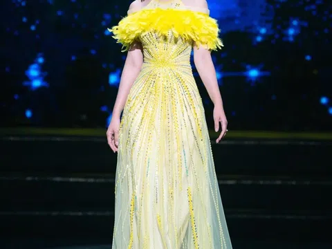 Thu Quỳnh tái xuất sàn catwalk sau sinh con