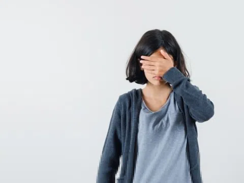 Mẹ hốt hoảng khi thấy con gái lớp 1 xem 'phim người lớn'