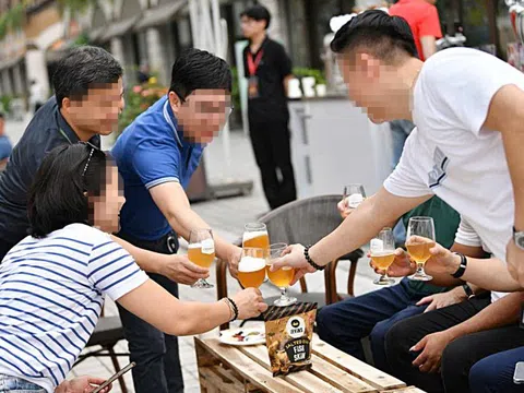 Cuối năm tiệc tùng liên miên, giữ sức khỏe ra sao?