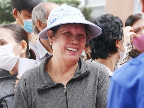 Người bệnh nhận quà chất đầy xe lăn tại phiên chợ Tết 0 đồng