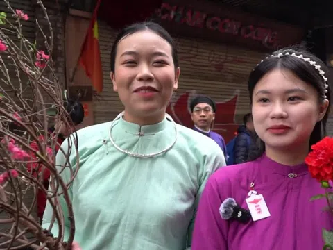 400 bạn trẻ diện cổ phục diễu hành phố cổ