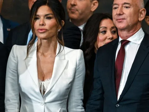 Bạn gái Jeff Bezos diện mốt nội y ở lễ nhậm chức Tổng thống Mỹ