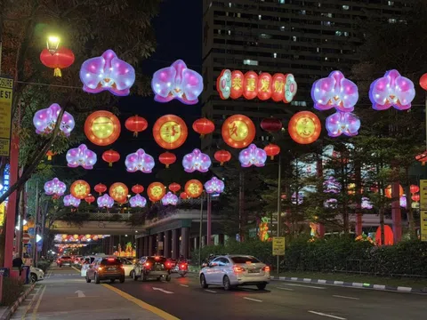 Ngắm đèn lồng, viếng đền cổ đầu năm tại Chinatown