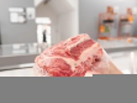 Cách rã đông thịt tưởng đúng hóa ra sai lầm
