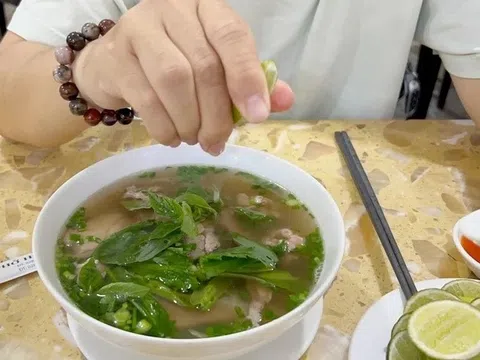 Lợi ích không ngờ khi vắt chanh vào phở