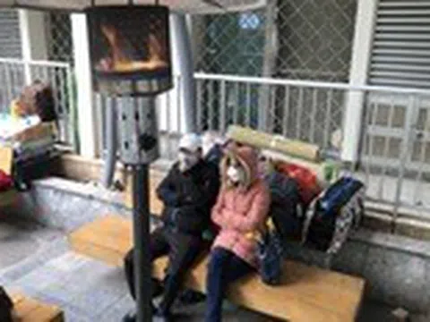 Đêm cận Tết giá lạnh, người nhà bệnh nhân được sưởi ấm ngoài trời