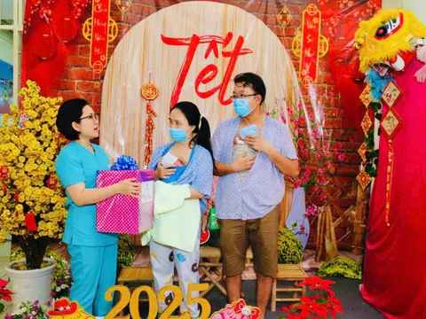 Hai bé sơ sinh cực non cùng ba mẹ đón mùa xuân đầu tiên đầy nụ cười