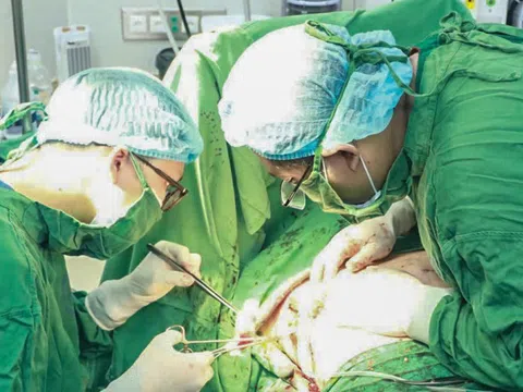 Phát hiện ung thư thể hiếm gặp từ vết máu hồng trên áo