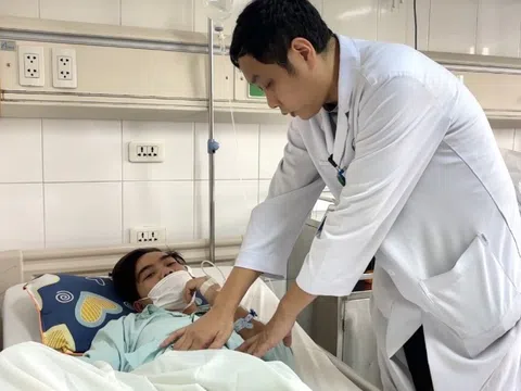 Bị bạn nghịch dại dùng máy xịt hơi vào hậu môn, nam thanh niên 18 tuổi vỡ đại tràng