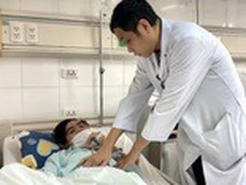 Trò nghịch dại khiến nạn nhân phải 'sống chung' với hậu môn nhân tạo cả đời