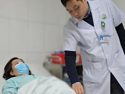 Nuốt hạt táo đỏ, người phụ nữ bị thủng ruột, nhiễm trùng toàn thân