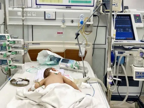 Cứu bé trai 7 tháng tuổi viêm phổi nặng do biến chứng cúm