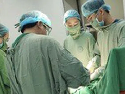 Cứu sản phụ người nước ngoài vỡ tử cung, một phần thai nhi đã thoát ra ngoài