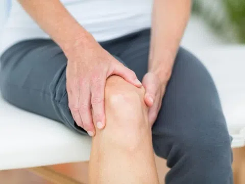 Lý do đau nhức xương khớp khi trời nồm ẩm