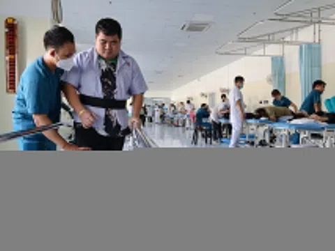 Tập đi, tập đứng sau cơn đột quỵ ở tuổi 34