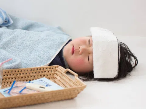 Trẻ bị sốt dùng thuốc gì?