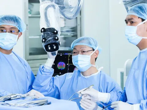 'Vượt ngàn chông gai' đưa robot AI mổ não hiện đại nhất về Việt Nam