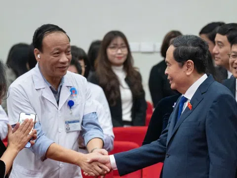 Chủ tịch Quốc hội: Giảm thủ tục hành chính, chi phí cho người bệnh