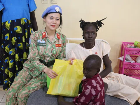Bác sĩ 'mũ nồi xanh' tặng thuốc, nhu yếu phẩm cho người dân Nam Sudan