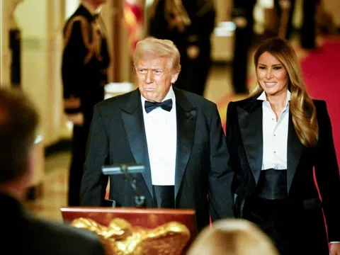 Bộ tuxedo quyền lực của bà Melania Trump
