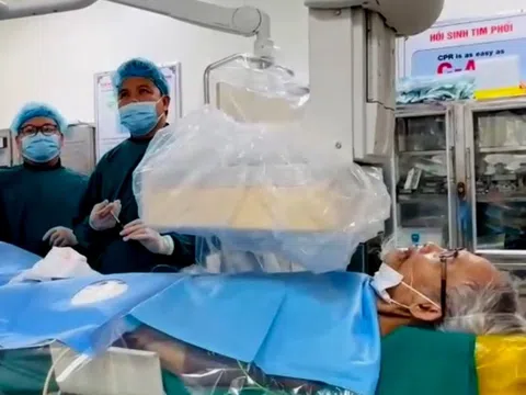 Cất tiếng hát khi đang được phẫu thuật, cụ ông khiến cộng đồng mạng rung động