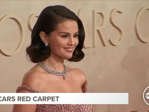 Bộ đầm đính 16.000 hạt pha lê của tỷ phú Selena Gomez