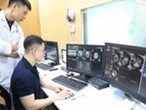 Ngã từ trên giường xuống nền nhà, bé 1 tuổi bị vỡ khí quản hiếm gặp, gãy nhiều xương sườn