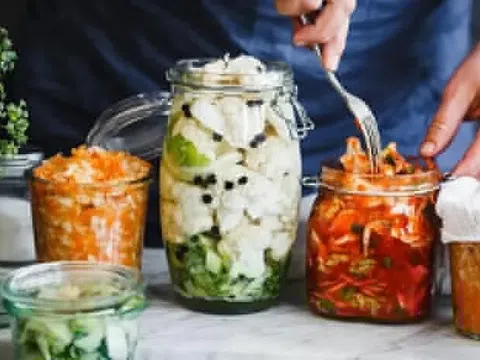 Thực phẩm dễ hỏng khi trời nồm ẩm, cách nào bảo quản an toàn?