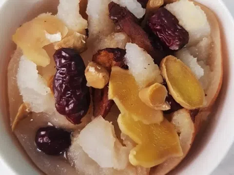 Cách làm lê hấp táo đỏ đường phèn thanh nhiệt