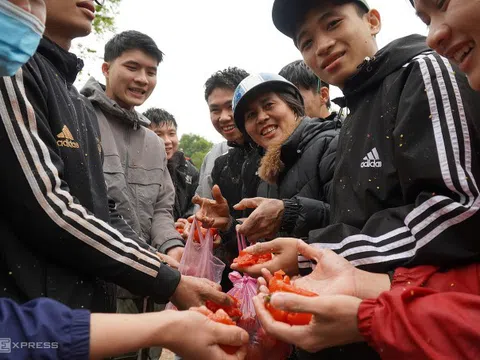 'Chợ ném cà chua cầu may' được đề nghị di sản