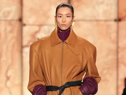 'Siêu mẫu đắt giá nhất Trung Quốc' đứt giày khi catwalk