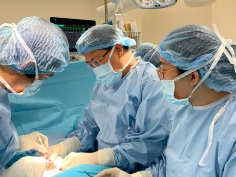 Can thiệp cho bé gái có khối phồng to lên khi thức và khóc nhưng xẹp lại khi ngủ