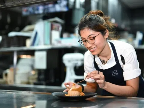Nữ bếp trưởng trong nhà hàng ở Singapore