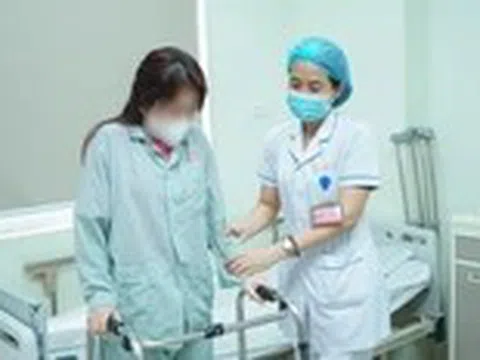 Cô gái trẻ mắc chứng bệnh 'xương hóa đá' hiếm gặp