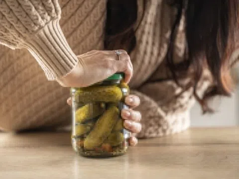 'Nhìn thấu' một người qua cách cầm nắm, mở chai lọ