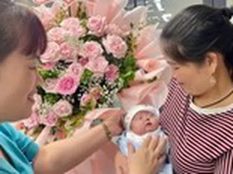 Em bé sinh non đẻ rơi giữa đường, chỉ nặng 900g, sống sót kỳ diệu sau 3 tháng chữa trị