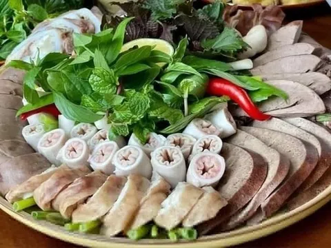 Nhóm người không nên ăn lòng lợn