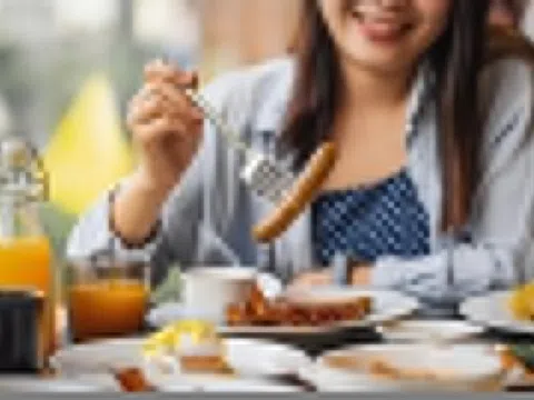 4 kiểu ăn sáng cực hại làm cholesterol tăng vọt