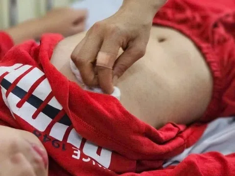 Cha mẹ 'anti vaccine', bé gái 4 tuổi gánh hậu quả