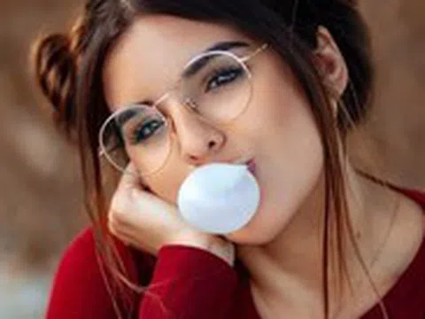 Nhai kẹo cao su có thể nuốt hàng trăm mảnh vi nhựa