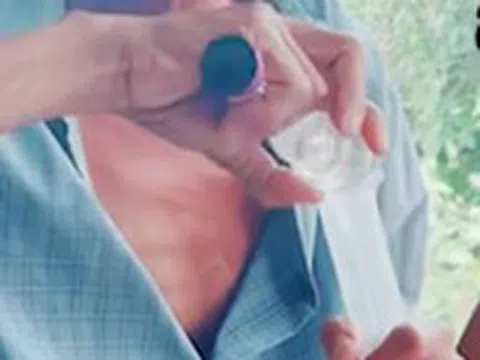 Phát hoảng với người đàn ông uống rượu bằng cách bơm thẳng vào dạ dày