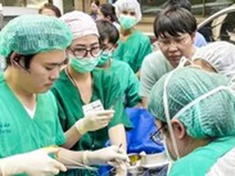 Bác sĩ ở Bangkok phẫu thuật ngoài trời cứu người trong lúc động đất
