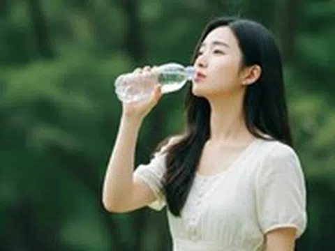 Uống nước từ chai nhựa có nguy cơ gây bệnh tim mạch và huyết áp cao?