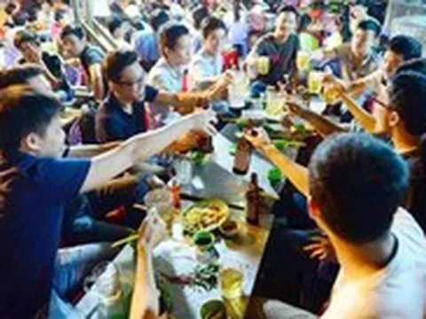 6 người nhập viện nghi ngộ độc sau khi uống rượu trái cây, một bệnh nhân tổn thương não