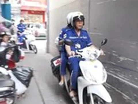 Xe cấp cứu 2 bánh luồn lách trong hẻm nhỏ cứu cụ bà ngưng tim