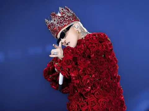 G-Dragon gây 'sốt' với áo hoa hồng, vương miện