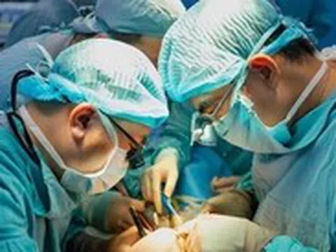 Bé gái mắc bệnh hiếm gặp, tự làm tổn thương mình, không nhận được người nhà...